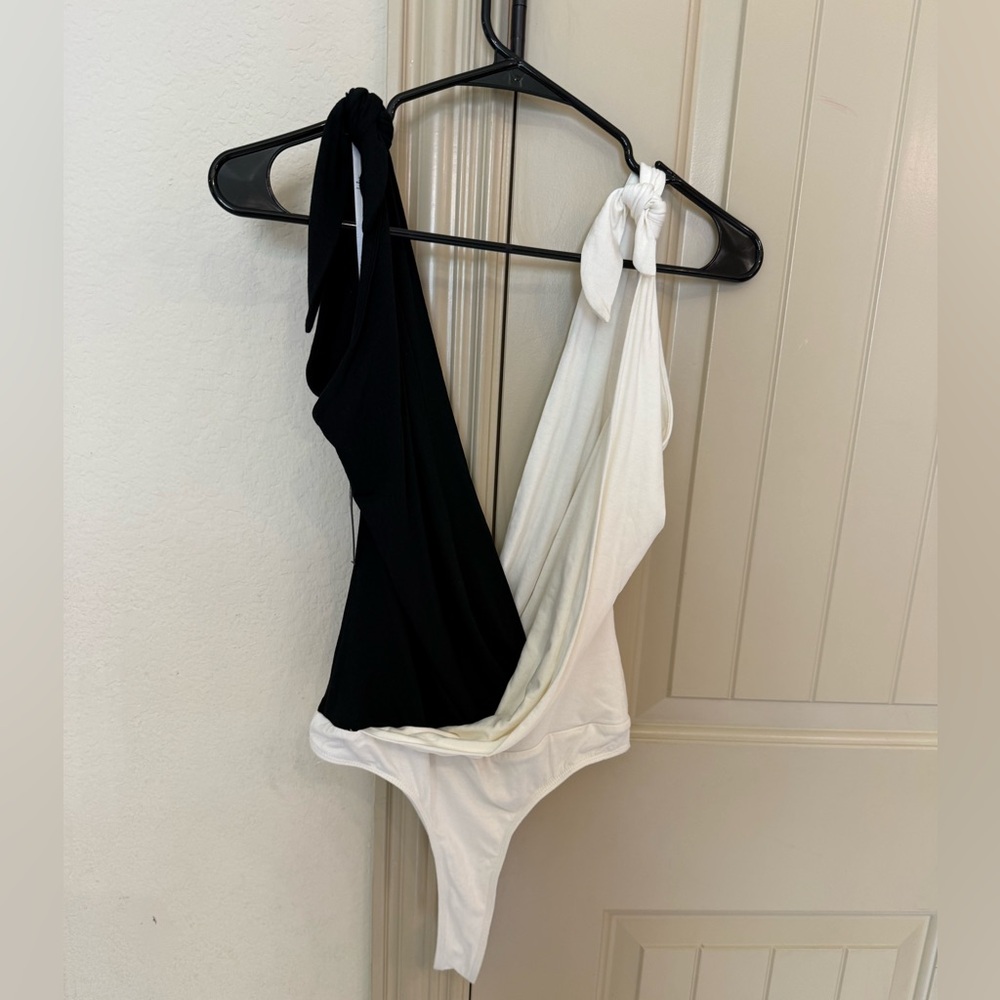 LULUS Opposites Attract Black and White Tie-Strap Bodysuit NWT SIZE MEDIUM - Picture 8 of 8